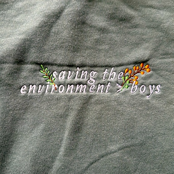 saving the environment > boys green embroidered sweater medium - Picture 2 of 3